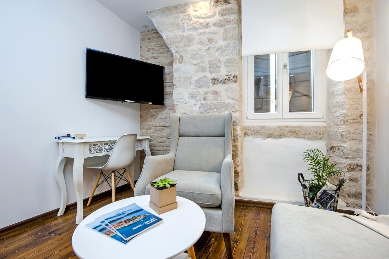Luna Rooms And Studios Ровінь Екстер'єр фото